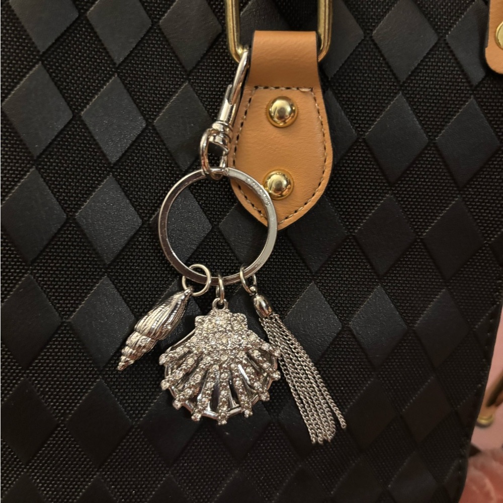 Elegant Silver Shell Keychain - Picture 3 of 5